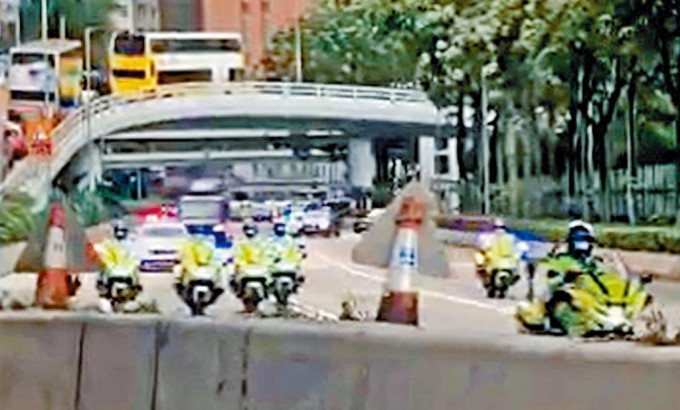 警队护送组上周四以最高规格「车阵」驶经铜锣湾。