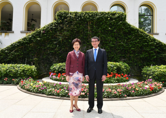 林鄭月娥（左）與河野太郎參觀禮賓府花園。