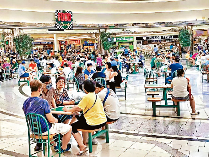 大批市民在列治文蘭士登購物中心美食廣場歎冷氣。