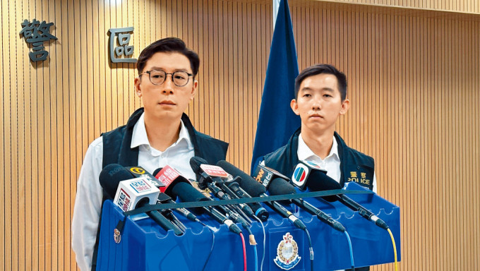 黄大仙警区助理指挥官（刑事）刘嘉豪（左）讲述案情。