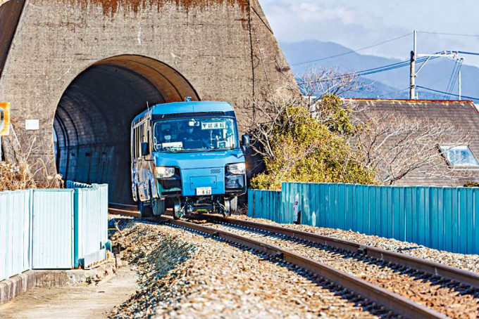 ■马路和铁轨双模式车辆，月前在日本四国德岛县海阳町试行。 