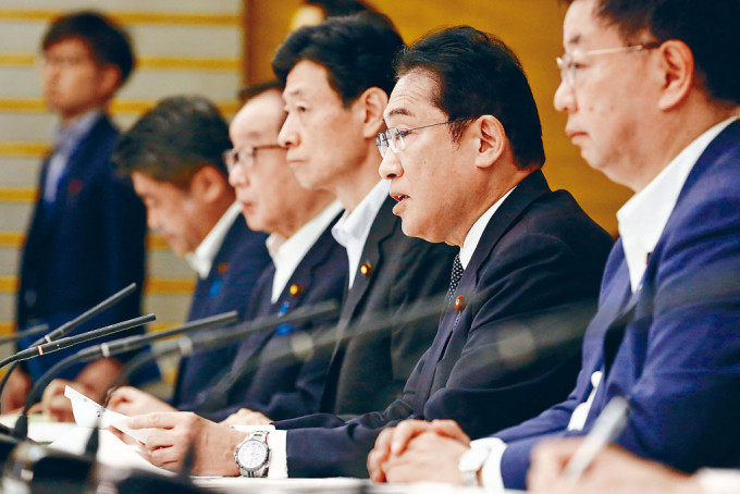 日揆岸田文雄（左）昨日与相关阁僚开会，讨论「核处理水」排海计划。