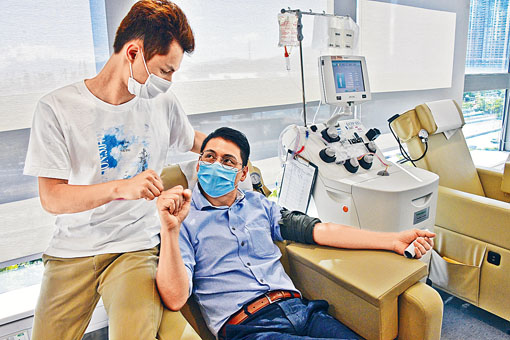 ■全港捐血次数最多的李兆楠与子李柏轩拍住捐，每两星期相约捐血。