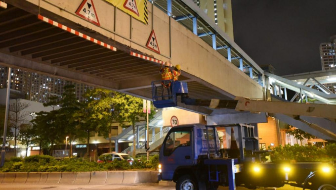 行人天橋為連接牛頭角上邨及九龍灣站。