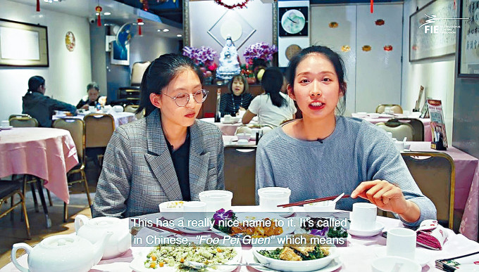 江旻憓（右）與FIE團隊拍片，推廣香港茹素文化。