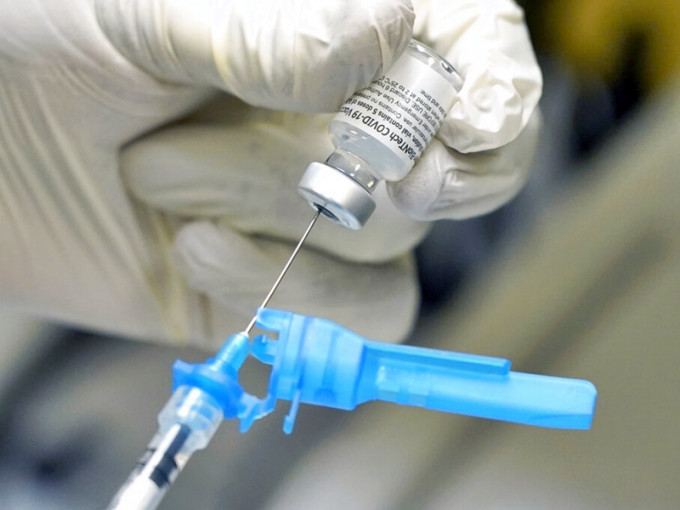 香港过敏科医学会及香港过敏协会呼吁市民接种新冠疫苗，同时促请政府需规定药厂交代疫苗成分。AP图片