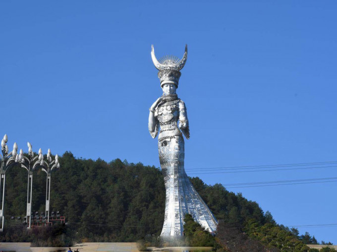 貴州省黔東南苗族侗族自治州劍河縣的「仰阿莎」雕塑再次引發爭論。