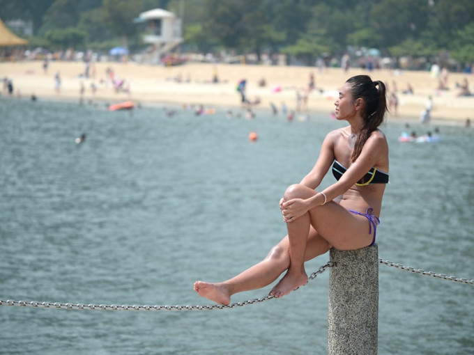 周末氣溫高達32℃。資料圖片