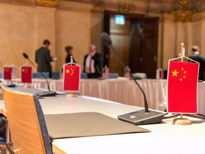 美方代表在網上發放一張放有中國國旗的談判桌照片，但無人出席。(網圖)