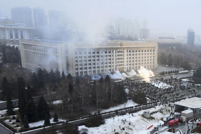 哈萨克斯坦因天然气价格飙升引发的民众抗议示威局势失控。