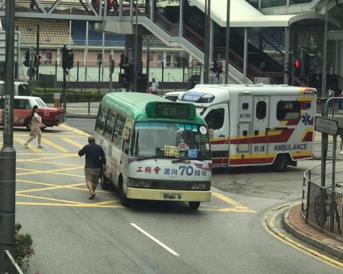 救护车与小巴相撞。网民Kin Ho Lau‎图片