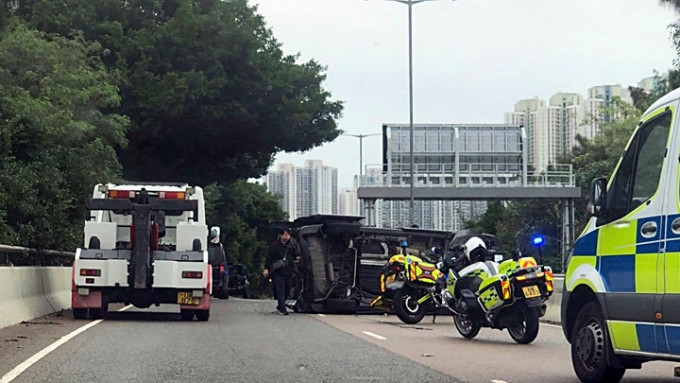 私家車翻側路中。 fb：車cam L（香港群組）