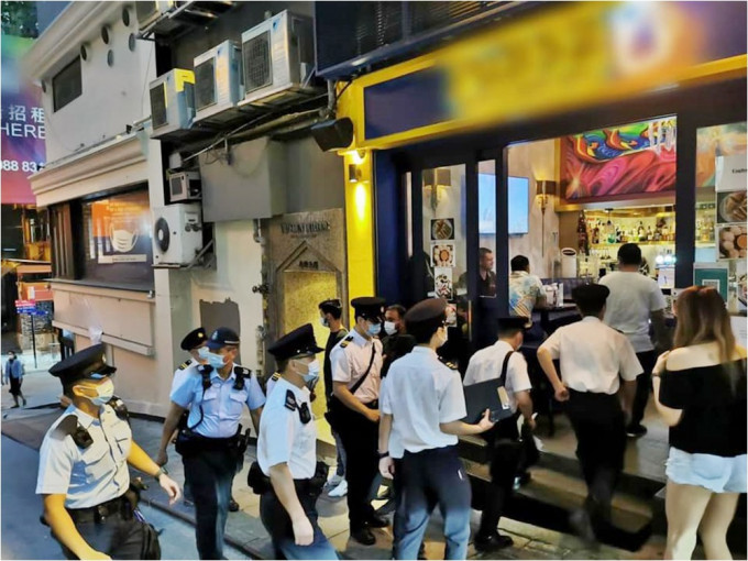 警方联同食环署人员巡查中区食肆。警方FB图片