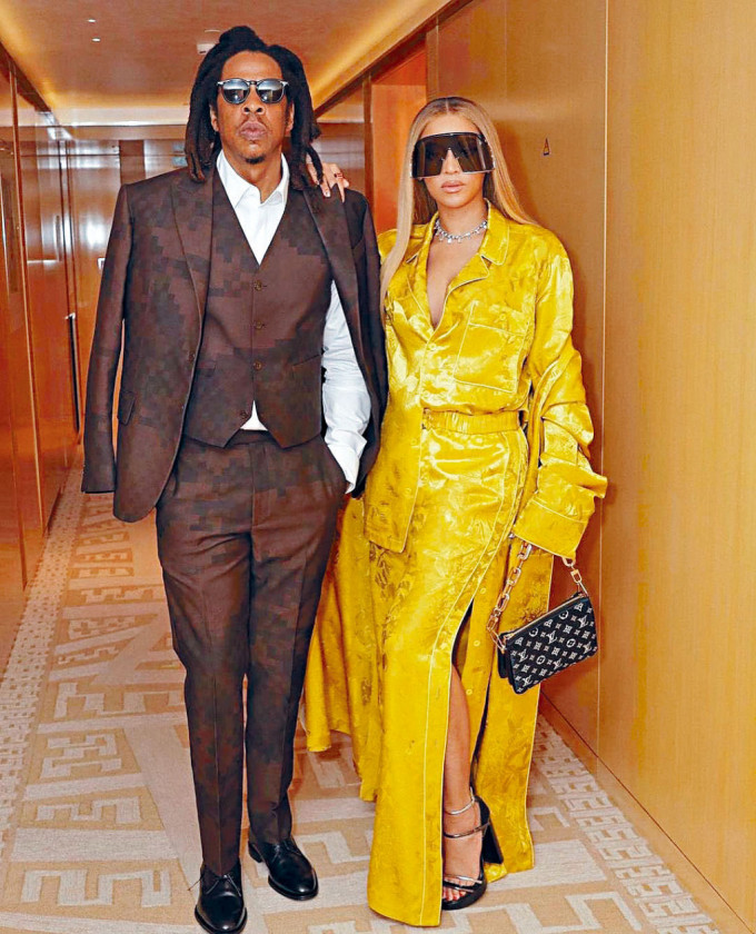 Beyonce與丈夫Jay-Z齊撐好友Pharrell的首個時裝騷。