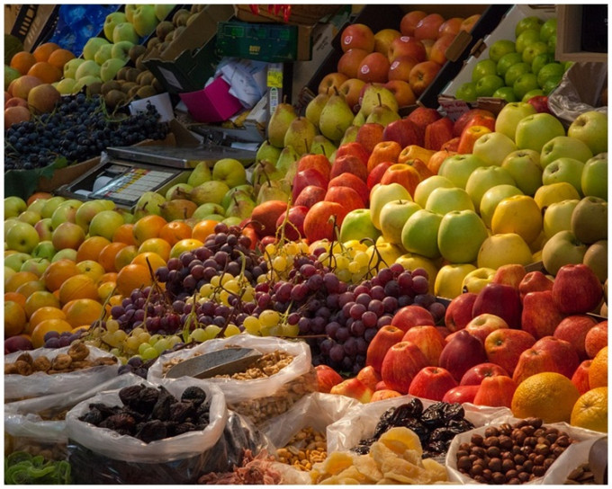 网民认为父亲卖水果很丢脸。示意图