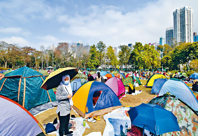 ■假日仍有大批外傭到公園草地紮營聚會。