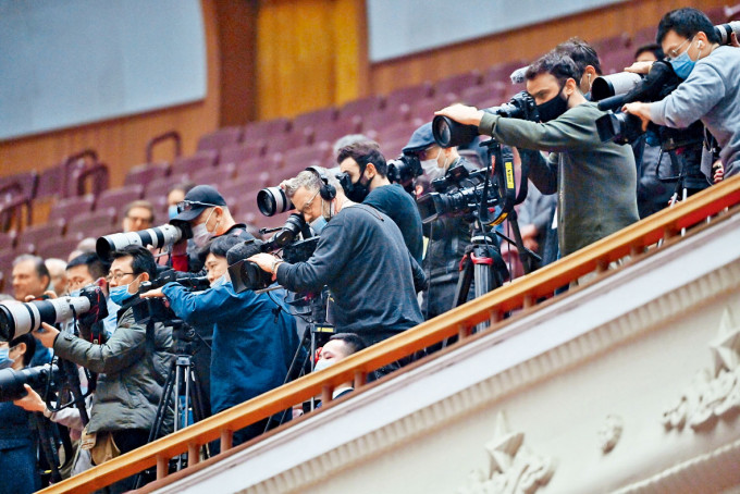 ■大批中外傳媒採訪全國人大會議開幕儀式。