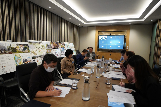港方专家透过多端视像会议，与前海当局代表
及深圳专家隔空交流讨论，最后顺利得出评审
结果。大会提供