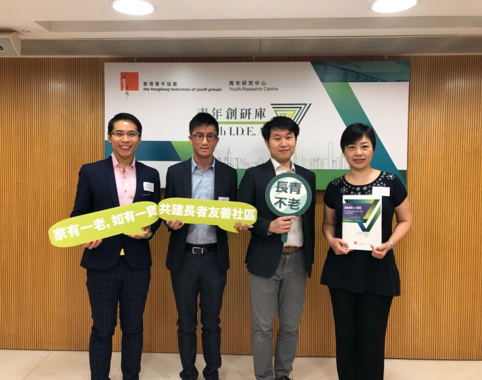 青年创研库经济与就业组别召集人陈浩升（右二），成员周浩民（左一），刘汉耀（左二）及研究员袁小敏（右）。