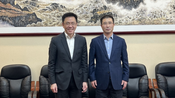 孙东(左)拜会科技部副部长张广军(右)。政府新闻处图片