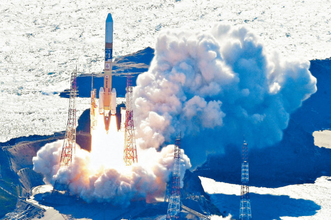 携带登月探测器和一颗天文卫星的H2A火箭发射升空。　