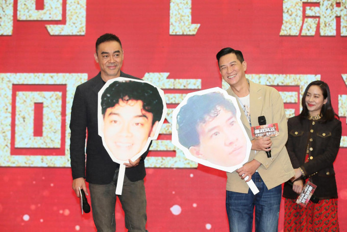 劉青雲與張家輝手持「回春版」照片。