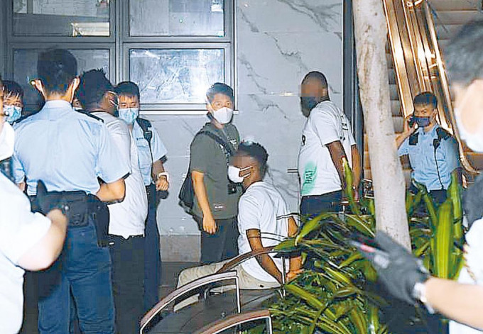 涉嫌毆劫巴婦的三名非裔疑犯（均穿白色Ｔ恤）被趕至警員擒獲。李家傑攝