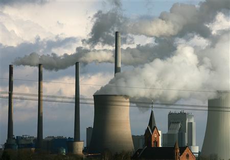 德國法蘭克福南部一座燃煤發電廠噴出白煙。路透社