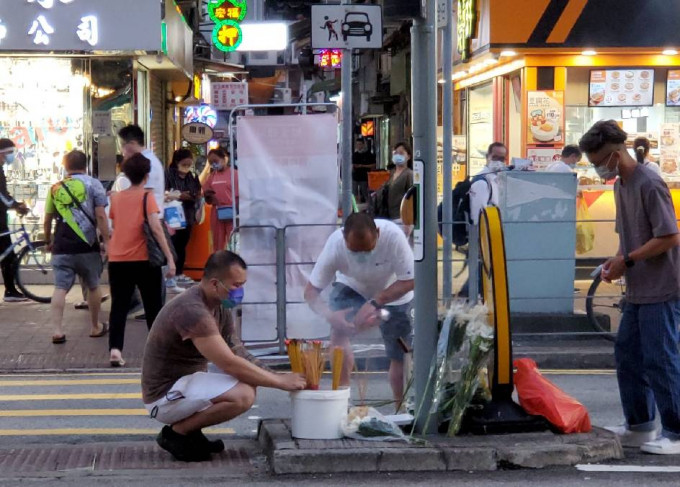 有市民自備香燭冥鏹到場拜祭。