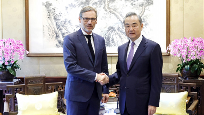 王毅會見德國總理外事顧問普呂特納。中國外交部
