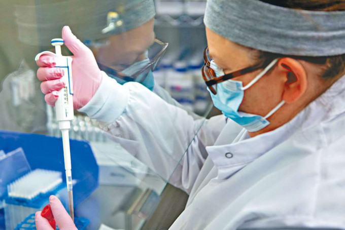 美国俄亥俄州的微生物学技术人员做新冠病毒测试。