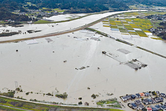 日本南部宮崎縣國富町遭洪水淹浸，變成澤國。