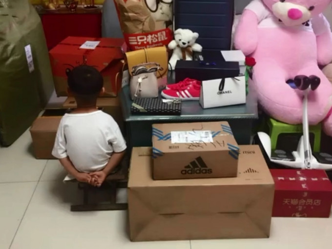 山東一名6歲男童不小心將父親放在網上商城的購物車內近70000元人民幣的商品全部買下。　網圖