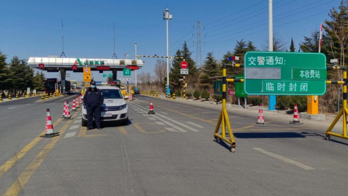 莱西市多处路口实行交通管制防疫。网图