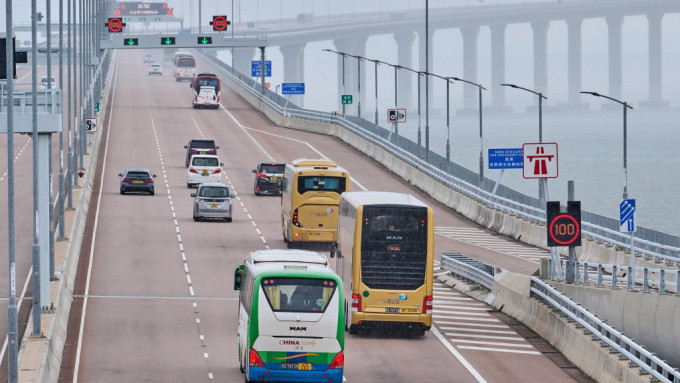 國慶黃金周︱運流局嚴陣以待 跨境最高峰時 金巴每半分鐘一班。運流局fb