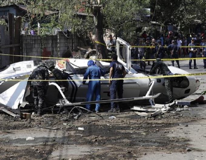 菲律賓直升機墜毀,機上成員受傷送院。AP