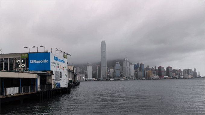 马鞍正远离香港，本港风力将逐渐减弱。