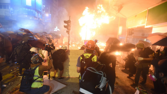 2019年11月理大示威衝突事件中，防暴警出動，附近多處地方遭示威者擲汽油彈。資料圖片