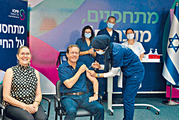 ■以色列总统赫索格(左二)接种第三剂疫苗。