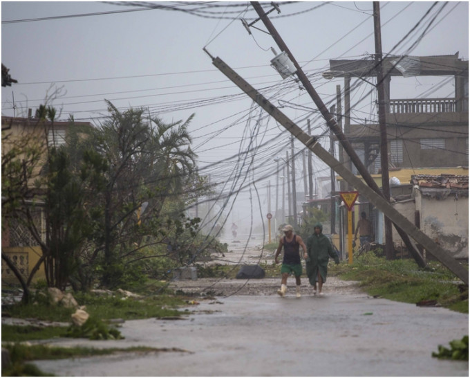 「艾尔玛」掠过古巴中部和北岸造成破坏，到处都见到架空电线杆塌下的景象。AP