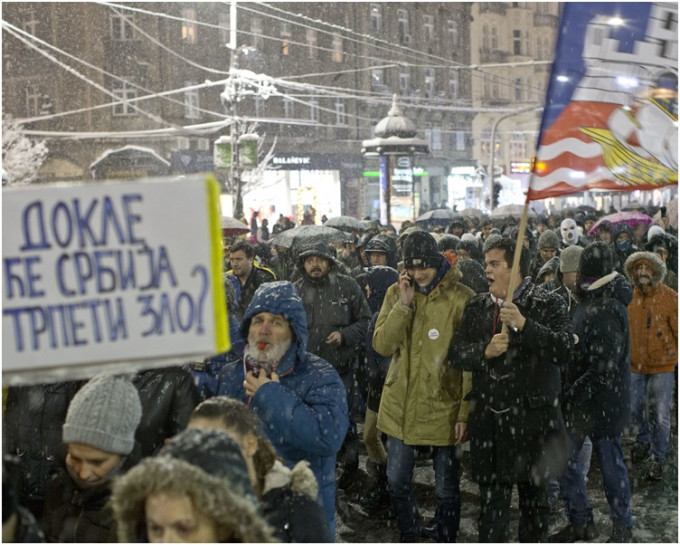 数以千计的群众周六冒著大雪上街示威。AP