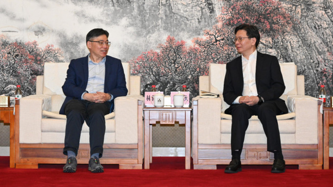 林世雄（左）与国铁集团客运部主任黄欣（右）会面，商讨如何进一步提升广深港高速铁路香港段的服务。政府新闻处