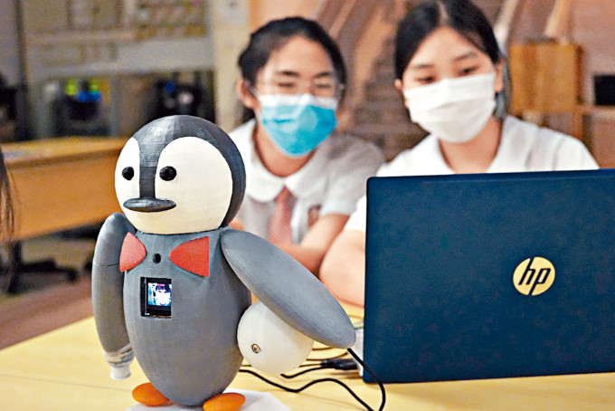 保良局何荫棠中学团队设计融合环保与防疫功能的企鹅机械人，在「智慧城市＠九龙东」香港学生挑战赛夺冠。