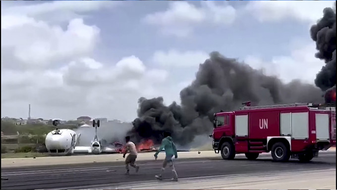索马里客机迫降，机身反转，现场工作人员正在进行救援。路透社