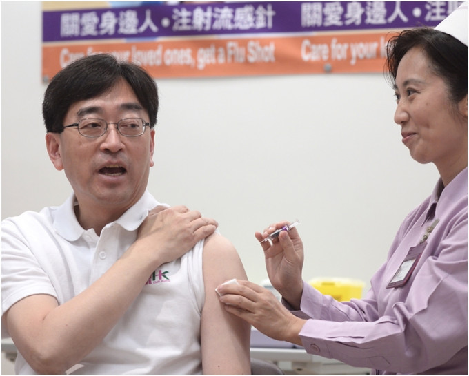 高永文接受流感疫苗注射。资料图片