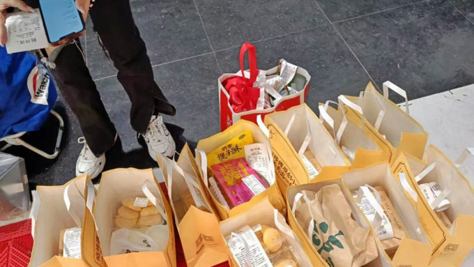 有代购从深圳带回十馀份鲍师傅糕点回香港。受访者供图