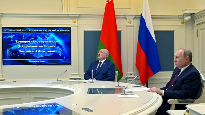 普京和卢卡申科透过屏幕观看及监督整个演习过程。AP