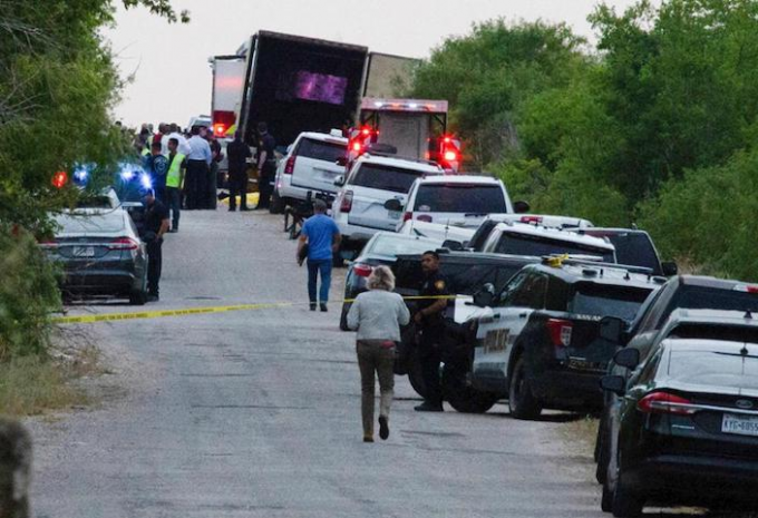 美国警方在得州圣安东尼奥市郊区的一辆卡车内发现46具移民尸体。