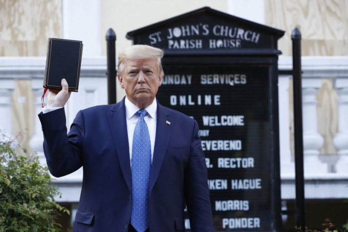 特朗普普手拿持圣经站在教堂外说：「我们是全世界最棒的国家，我们将会保障她的安全」。AP