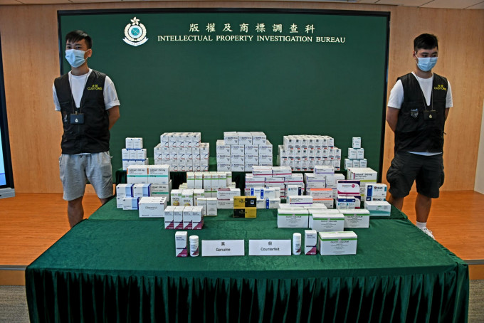 行動中海關中共檢獲市值約400萬元冒牌藥物。楊偉亨攝